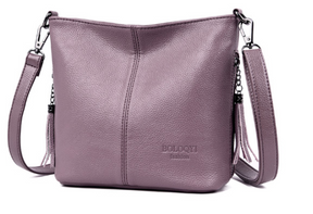 bolsa couro artesanal, bolsa couro crossbody, bolsa couro elegância, bolsa couro premium, bolsa couro refinada, bolsa crossbody sofisticada, bolsa de couro luxo, bolsa de luxo feminina, bolsa de ombro luxuosa