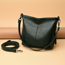 bolsa couro artesanal, bolsa couro crossbody, bolsa couro elegância, bolsa couro premium, bolsa couro refinada, bolsa crossbody sofisticada, bolsa de couro luxo, bolsa de luxo feminina, bolsa de ombro luxuosa